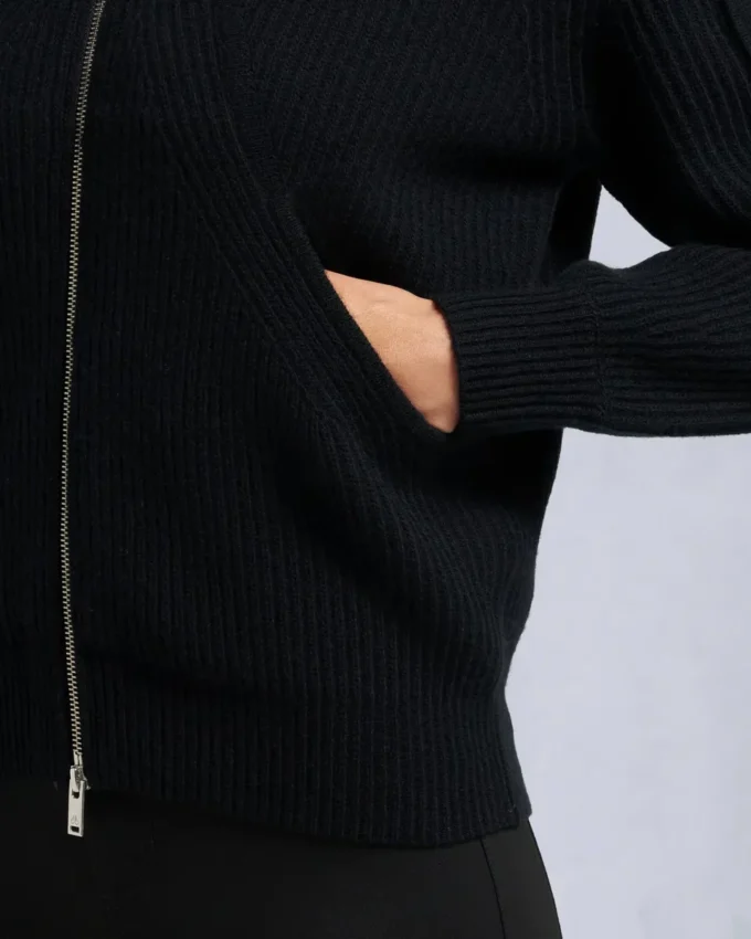 Corina genser med glidelås