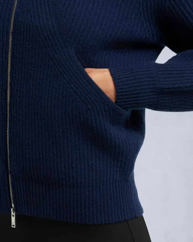 Corina genser med glidelås