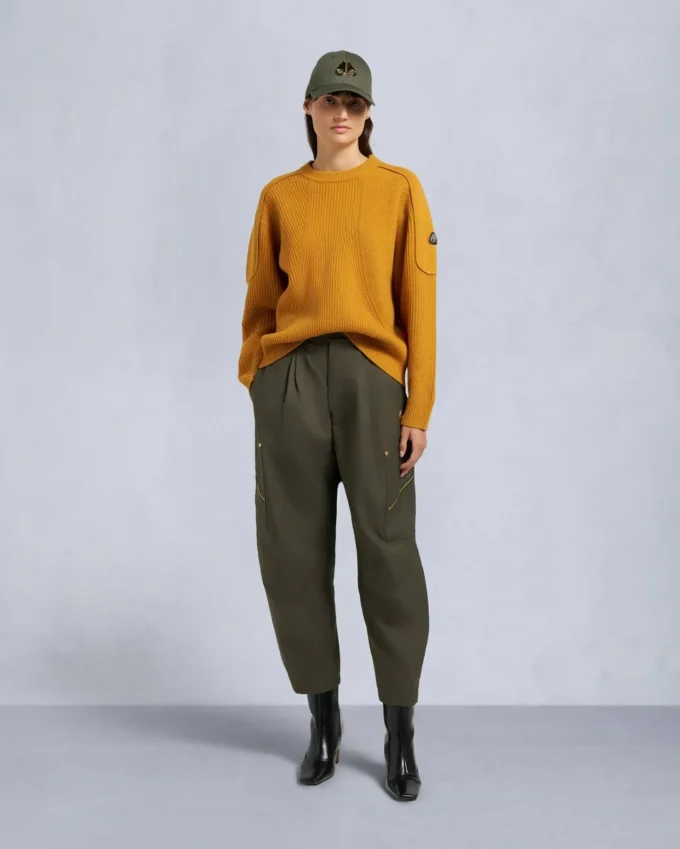 Corina genser med rund hals