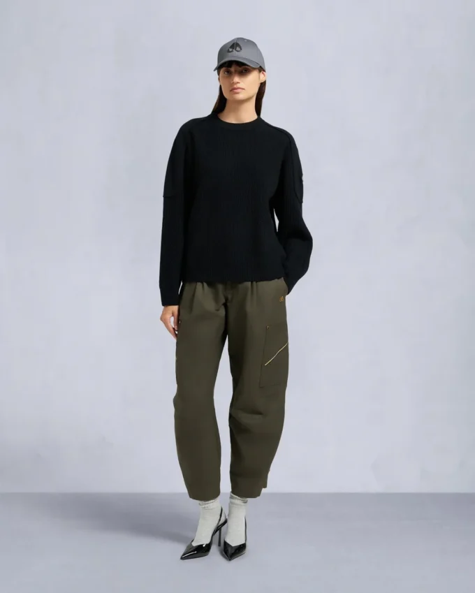 Corina genser med rund hals