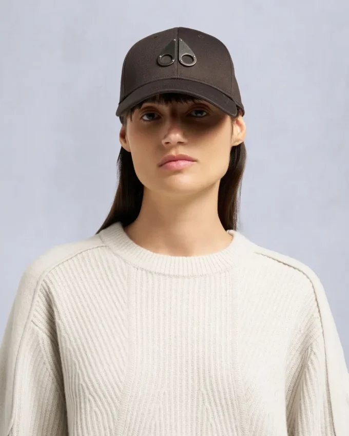 Corina genser med rund hals